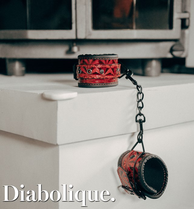 Diabolique Tummanpunaiset käsiraudat