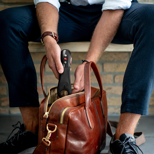 Manta Vibrating Masturbator Black